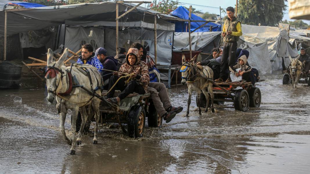 Gazze’de üç günlük yağış, Filistinlilerin çadırlarını su altında bıraktı 3